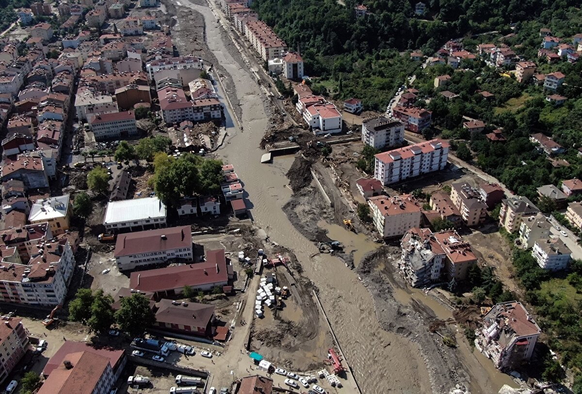 Kastamonu'nun Bozkurt ilçesi, tarihinin en büyük sel felaketini yaşadı. Suların zaman zaman üçüncü kata kadar ulaştığı sel suları, Bozkurt'u savaş alanına çevirdi.