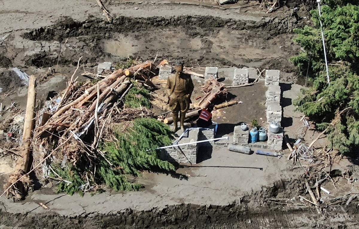 Binada oturan ve enkaz altında kalan vatandaşların kurtarılması için AFAD, JAK ve diğer kurtarma ekipleri 5 gündür çalışıyor.