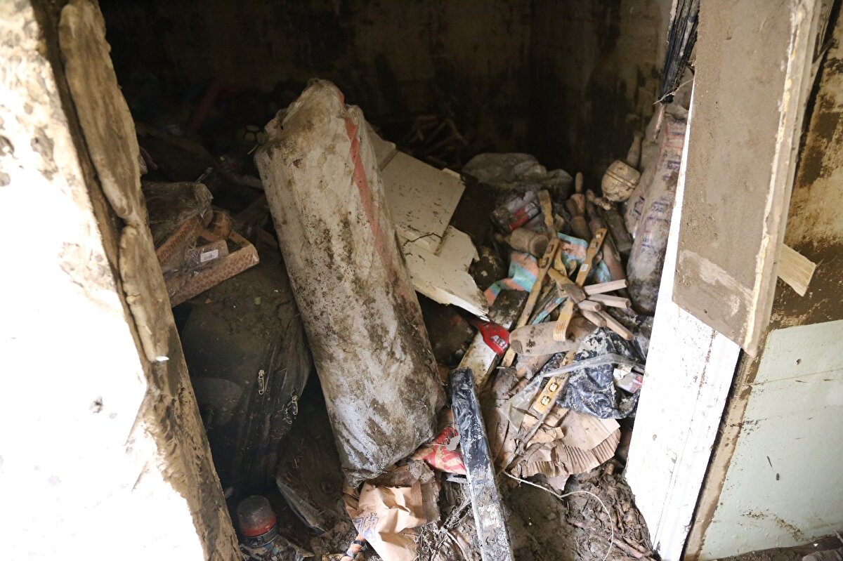  Dördüncü günde sular altında kalan dairelerde arama-kurtarma faaliyetleri yürütüldü.