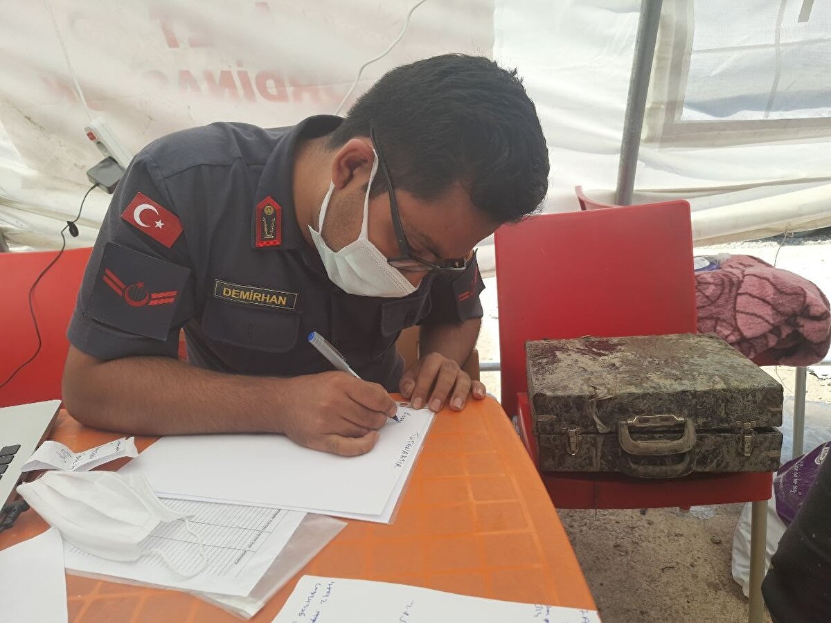 Sel sularının bastığı Yıldız sitesinde arama kurtarma faaliyetleri yürüten ve ziynet dolu çantayı yetkililere teslim eden Uğur Büyükyiğit, Evin içindeki tahliye sırasında değerli eşyalar bulduk. Teslim etmek için aldım. 