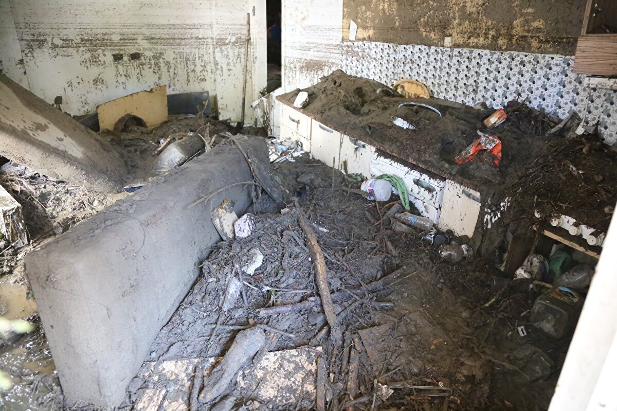 Binada çalışma yürüten Kastamonu Araç İtfaiye ekipleri tarafından bulunan ziynet dolu çanta, ilçede bulunan Afet Koordinasyon Merkezine götürülerek yetkililere teslim edildi.