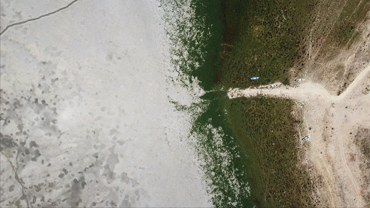 Gölmarmara Su Ürünleri Kooperatifi Başkanı Rafet Kerse ise göle artık "tamamen kurudu" gözüyle baktıklarını anlatarak, "Şu anda tahminen 10 santimetre civarında su var. O su da sadece karşı bölgede az bir alanda. Gölün doğu kısmı tamamen kurudu, yüzde 90'ı tamamen kurudu diyebilirim." ifadelerini kullandı.
