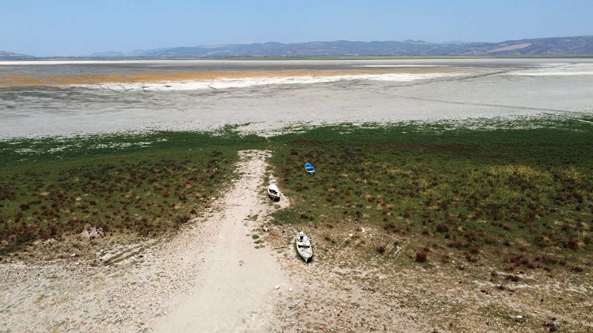 Göl kıyısında Salihli ilçesine bağlı kırsal Tekelioğlu Mahallesinin muhtarı Selim Selvioğlu da bu yaz gölün neredeyse tamamen kuruduğunu belirterek, "Yağışlar da yetersiz olunca gölümüz tamamen kurumak üzere, kurudu da. Gölde şu anda bir haftalık su kaldı. Bir hafta sonra tamamen kuruyacak. 2 yıl önce bu zamanlar doluydu, çevresindeki 7 köy bu gölden balık avlayarak geçiniyordu. Bu göl sayesinde Gediz Ovası, Menemen'e kadar sulanıyordu." diye konuştu.
