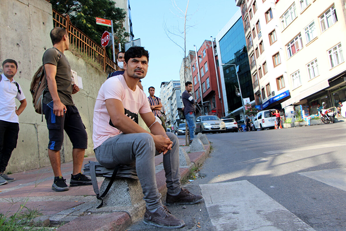 Afganistan'dan çalışmak için dört yıl önce geldiğini söyleyen Muhammed Ekberi, pandemiden önce lokantada çalıştığını şimdi de inşaat işleri yaptığını söyledi.
