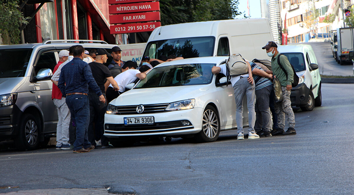 Yanlarına yaklaşan araçtakilerle anlaşanlar giderken kalanlar da yeni işleri bekliyor.
