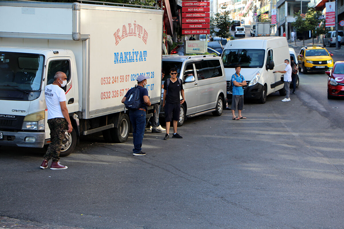 Yaşadıkları çeşitli sıkıntılar nedeniyle Türkiye'ye gelen göçmenler, günlük işlerde çalışarak para kazanıyor. 