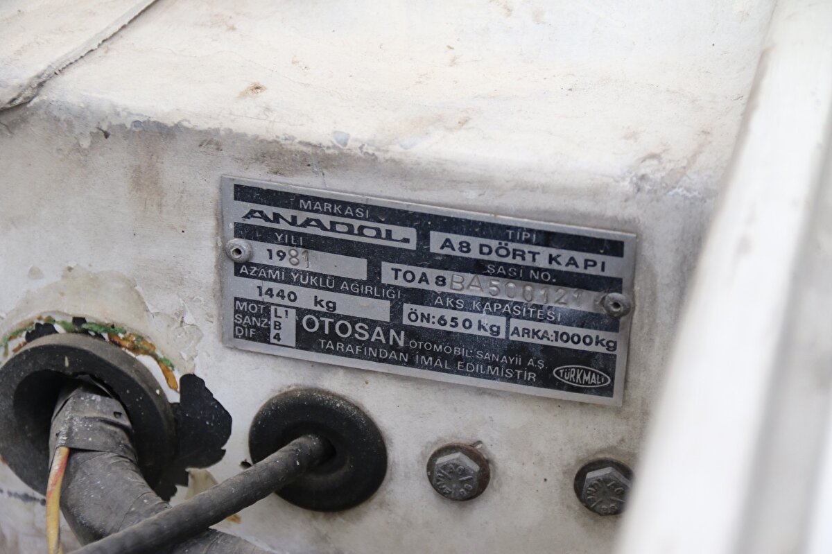 Otomobilin fabrikadan ilk çıkışıyla aynı parça ve boyaya sahip olduğunun altını çizen Yeşil, “Ben 1967 yılında doktorun yanında çalışmaya başladım. Doktor, Anadol marka otomobilini ‘sana vermek istiyorum' dedi.
