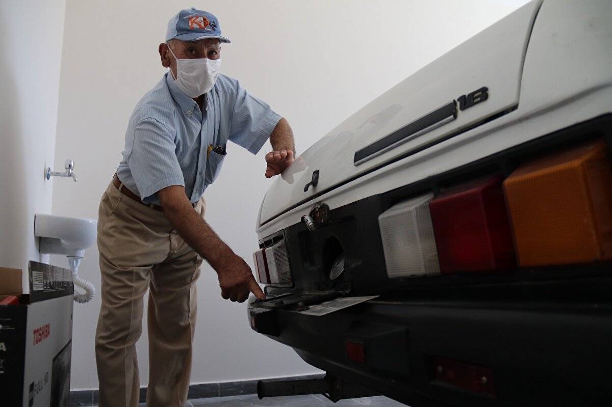 Otomobil ile Alanya kadar bütün koyları gezdim bu arabayla. 1981 yılında aldık biz bu arabayı. Sadece hastalara gitmek için kullanıyorduk. Sağlık teşkilatında ne varsa bu arabanın içerisindeydi.
