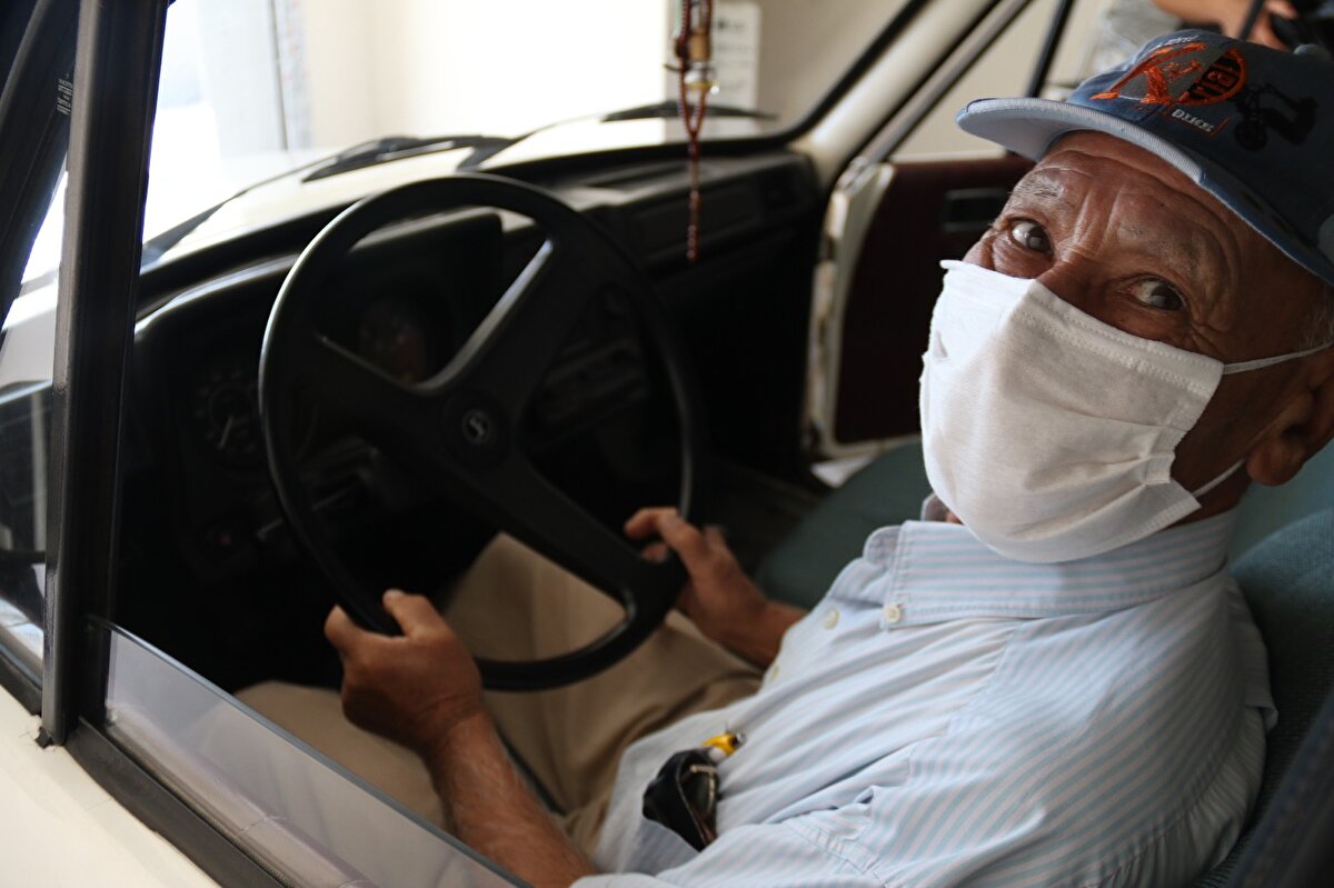 Yaşı ilerledikten sonra çocuklarının trafiğe çıkmasını istememesi üzerine aracını satmaya karar verdiğini söyleyen İsmail Yeşil, otomobilin hayatının bir parçası olduğunu belirterek anılarını hatırlamak için zaman zaman ziyaret ettiğini dile getirdi.