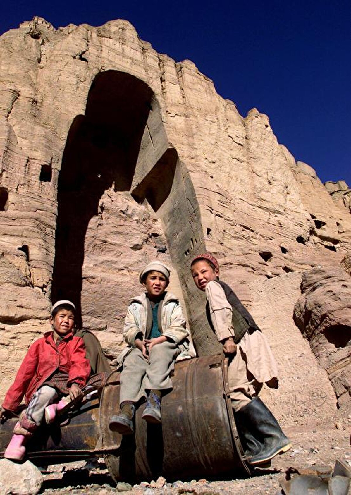 Bir zamanlar Buda heykelinin bulunduğu bölgede oyun oynayan Hazaralara mensup çocuklar. Afgan toplumu arasındaki yaygın görüşe göre Türk kökenli olan Hazaraların kökenleri, Cengiz Han Afganistan’ı işgal ettiğinde bölgenin kontrolü için bıraktığı askerlere dayanmaktadır. 