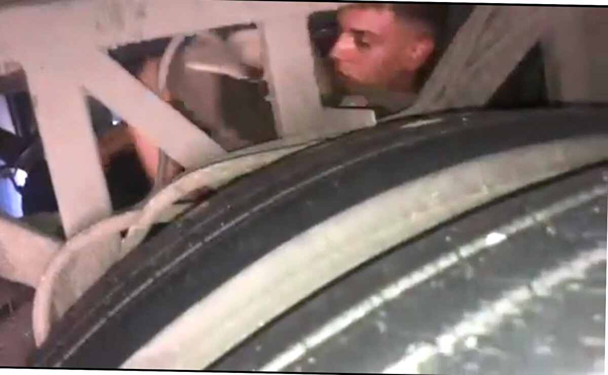 Bölgeye sevk edilen polis ekipleri, kişileri bulundukları yerden çıkardı.
