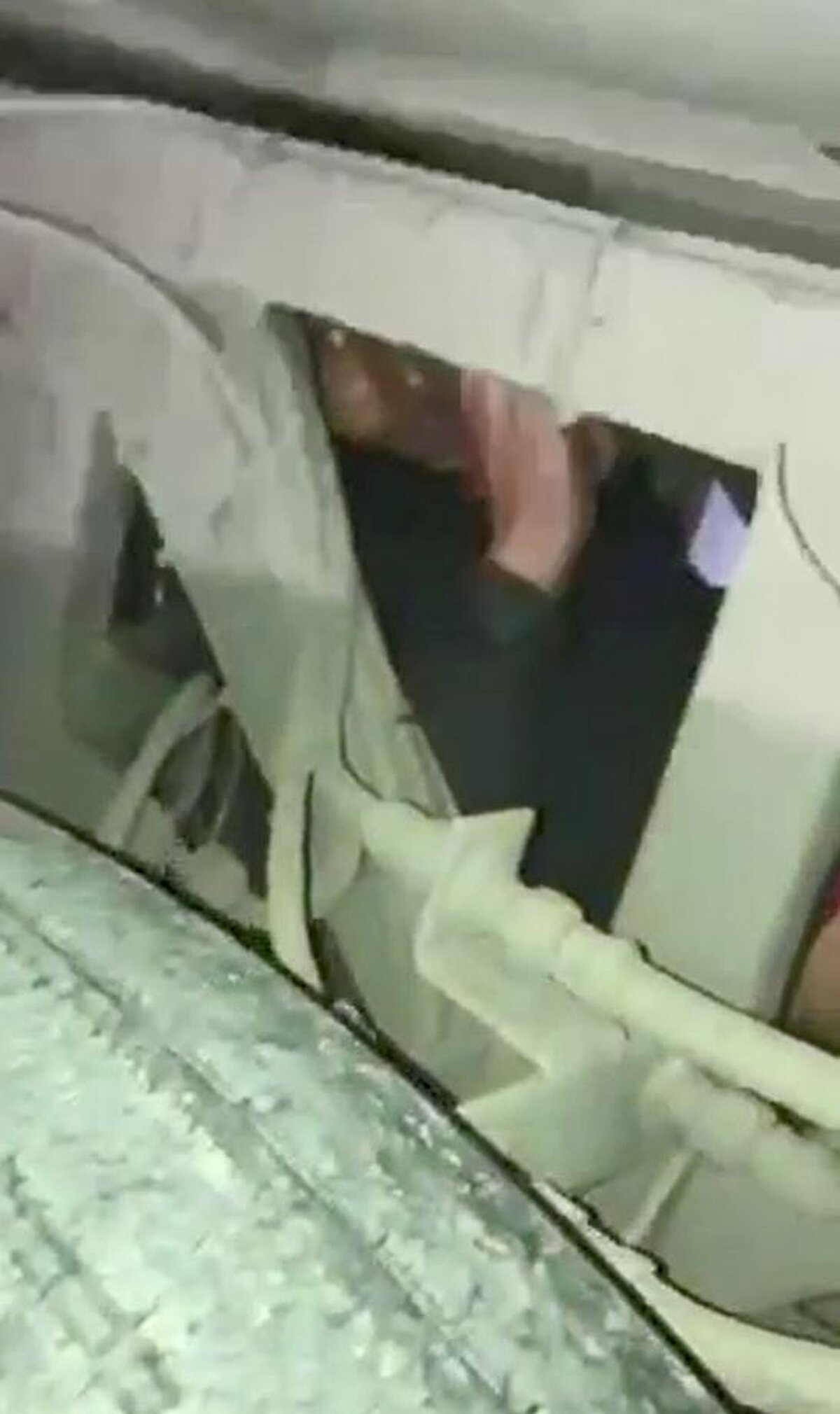 Bulgaristan'a yasa dışı yollardan gitmek için otobüsün altına gizlendikleri belirlenen 2 göçmen, sağlık kontrollerinin ardından sınır dışı edilmek üzere Geri Gönderme Merkezi'ne götürüldü.
