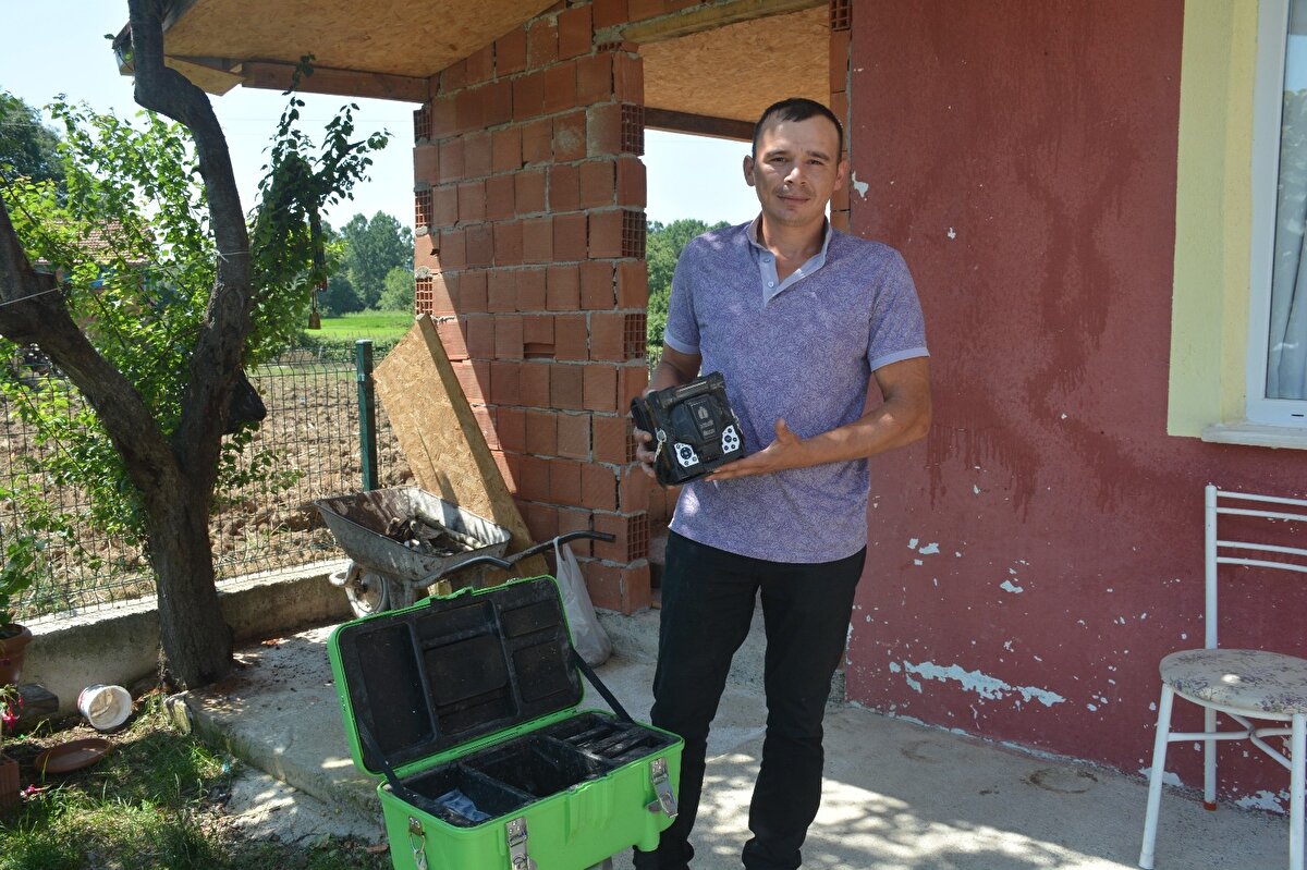 Bunun üzerine Kümeç durumu polis ekiplerine bildirerek cihazı polis merkezi amirliğine getirerek teslim etti.