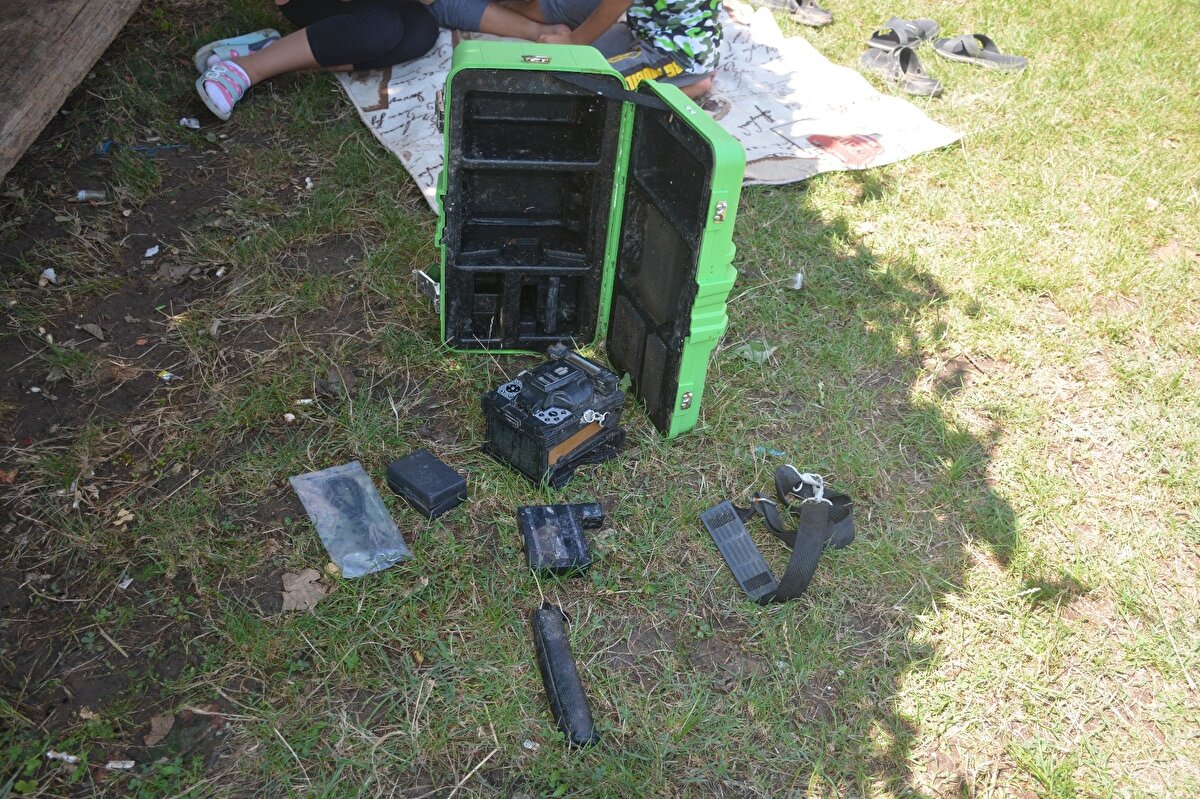 Sahili tomruk istilasından kurtarmak için yapılan çalışmalara yöre halkı da destek veriyor. Sarıkum köyü sahilini temizleme çalışmalarına katılan Suat Kümeç tomruklar arasında yeşil bir kutu fark etti. 