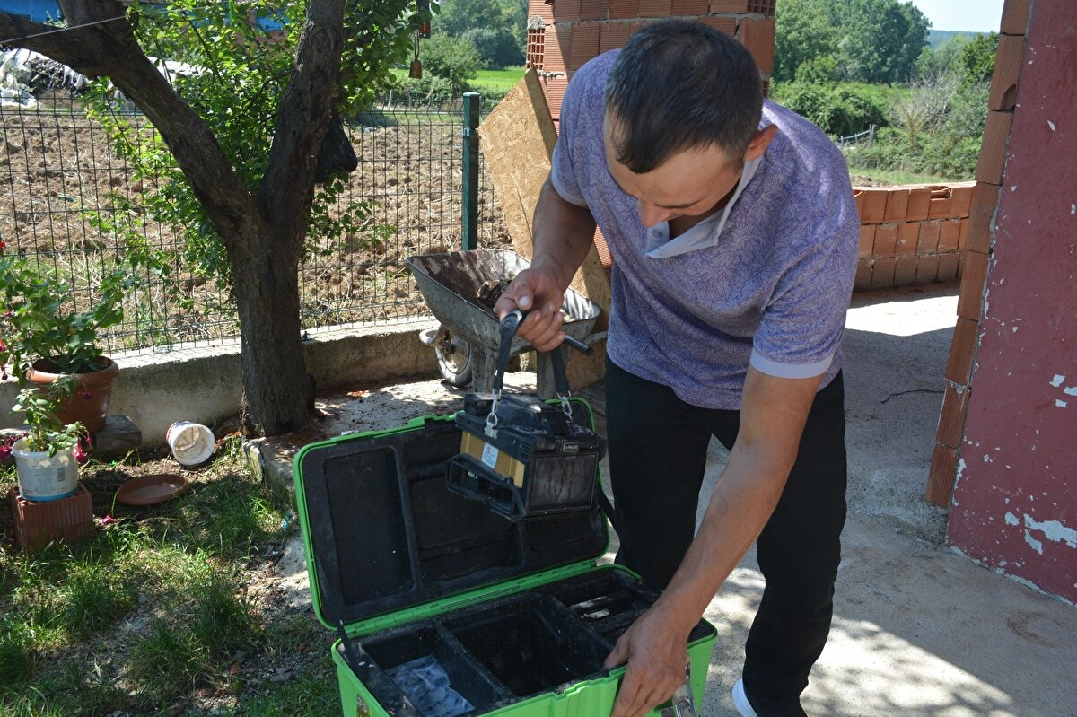 Kutuyu alıp denizden çıkaran Kümeç yaptığı ilk incelemelerde kutunun içinde bulunan cihazın ne olduğunu anlayamadı. Bunun üzerine elektronik eşyalar konusunda iyi olduğunu düşündüğü bir arkadaşını arayarak cihazın resmini attı.