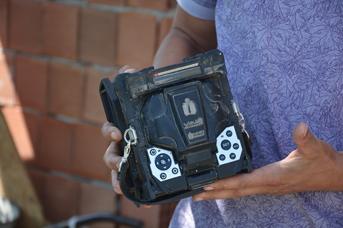  Kümeç yaptığı araştırmalar sonucunda cihazın, 200 bin TL değerinde olduğu tahmin edilen fiber optik füzyon cihazı olduğunu öğrendi.