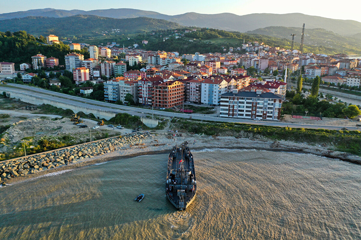 Türkeli'de çıkarma gemisini ellerinde ay yıldızlı bayrakla karşılayanlar arasındaki Mehmet Yıldırım, "Mutluyum bu şekilde hizmet olduğu için. Devlet, millet hep burada" dedi.

