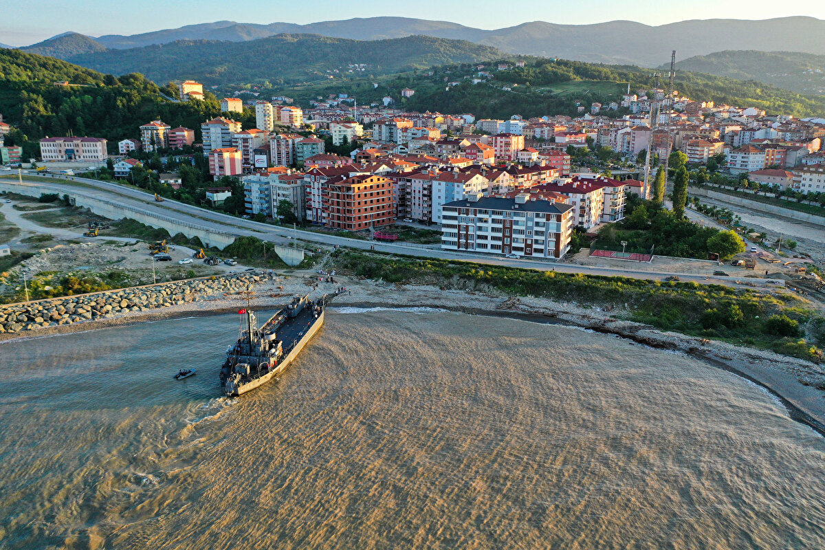 İş makinesi operatörü Dursun İpek, çıkarma gemisiyle yardım götürdüğü için mutlu olduğunu belirterek, "Bozkurt ve Abana'daki felaketlerden ötürü oradaki vatandaşlarımıza geçmiş olsun diyoruz. Oradaki yaraları elimizden geldiğince sarmaya çalıştık. Şu an ülkemizin tüm belediye ve imkanlarıyla birlikte Sinop Türkeli ilçesine yardıma gidiyoruz" diye konuştu.


