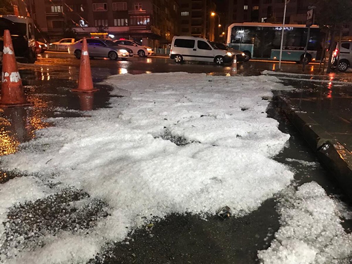 İtfaiye ve belediye ekipleri, su birikintilerinin oluştuğu bölgelerde tahliye çalışması başlattı.