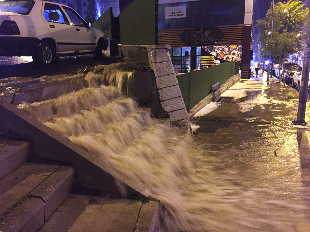Ekipler, su baskını yaşanan evlerde çalışma başlattı.