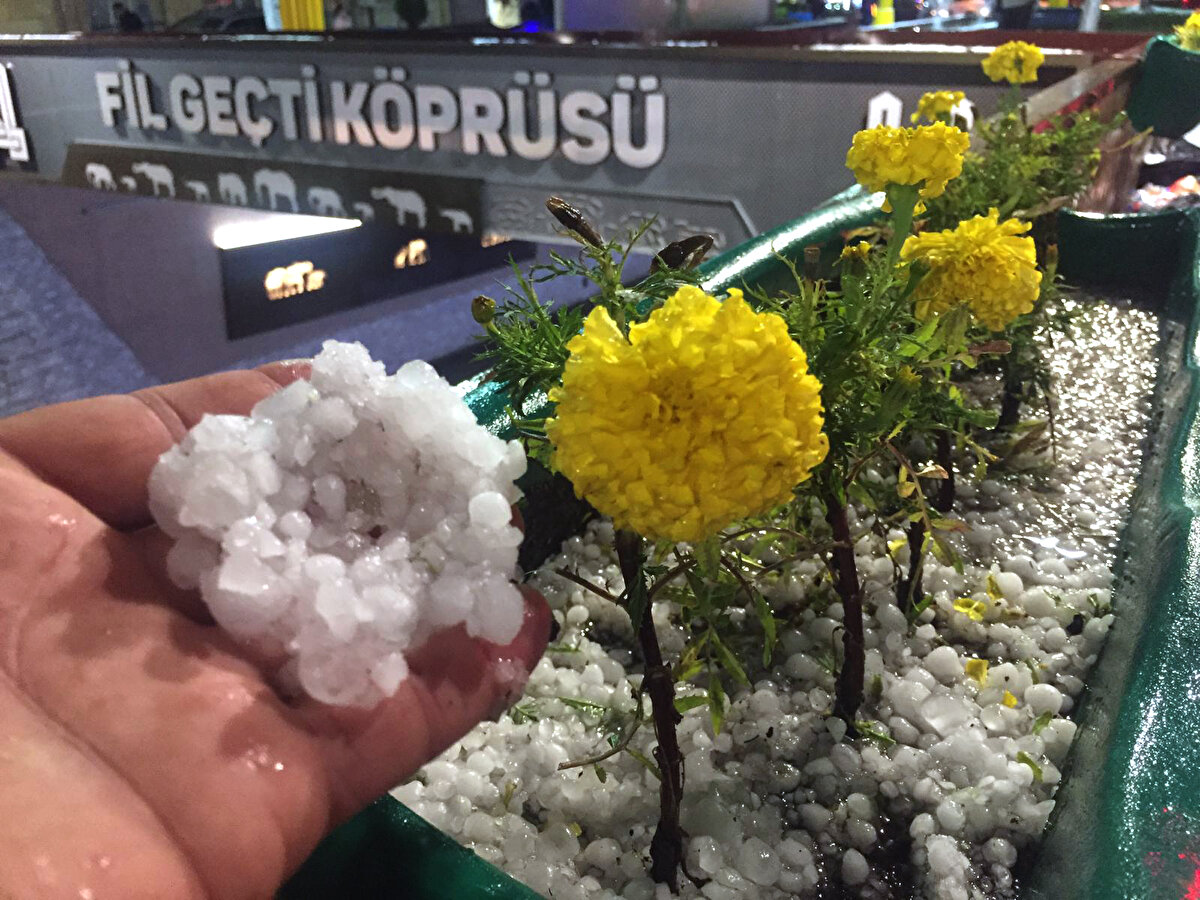 Öte yandan Şükrüpaşa ve Kazım Karabekir mahallelerinden itfaiye ekiplerine "evlerde su baskını" yaşandığına dair çok sayıda ihbar geldi.