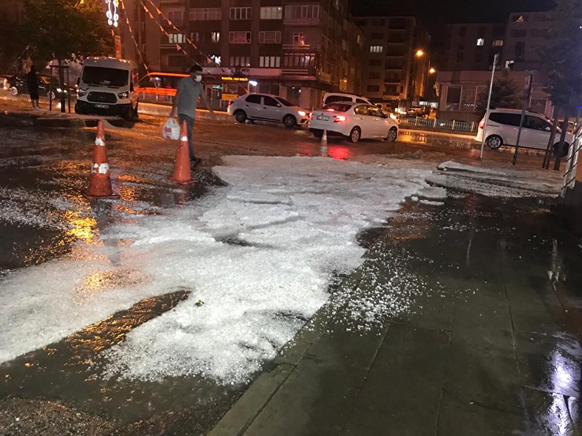 Doluya hazırlıksız yakalanan vatandaşlar da çatı altlarına ve iş yerlerine sığındı.