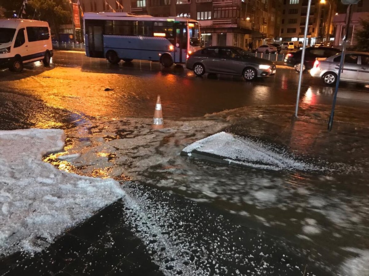 Erzurum dolu yağışıyla beyaza büründü, cadde ve sokaklarda taşkınlar yaşandı.