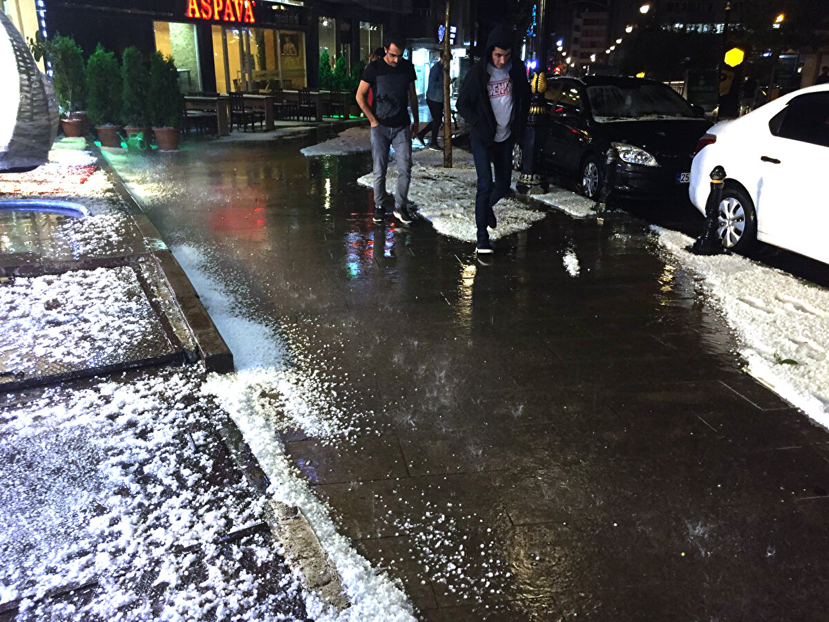 Bazı köprü altındaki yolların suyla kaplanması nedeniyle trafik ekipleri bu güzergahlardaki yolları trafiğe kapatarak önlem aldı.