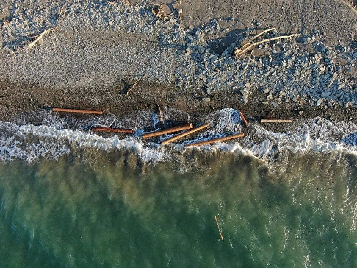Sinop'un Ayancık ve Türkeli ilçelerinde sel sırasında sürüklenen tomrukların yıkıcılığı, felaketin büyümesinde etkili oldu.