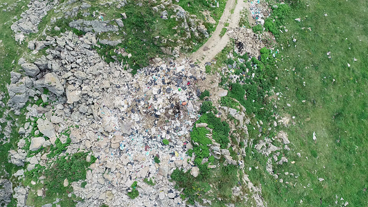 Doğal güzelliklerin çöplerle kapandığını belirten yöre halkından Hüseyin Ural, “İnsanlar buraya turizm amaçlı gezmeye geliyorlar. Piknik yapıyorlar. Herkes çöpünü bir poşete bir çuvala koyuyor. Gelip buraya çöp konteyneri soruyorlar. Burada hiçbir yerde çöp konteyneri yok. İnsanlarda çıkıyor buradan doğaya elindeki çöpü bırakıp gidiyor. Her yer çöplüğe döndü" diye konuştu. 

