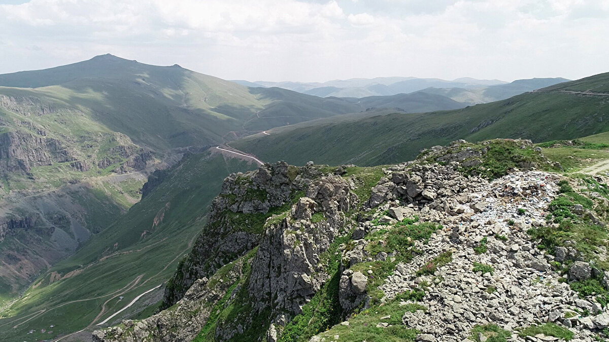 Doğa tutkunlarının yanı sıra yayla halkının da yakındıkları kötü görüntü ve kokunun da ortadan kaldırılması için çözüm üretilmesi bekleniyor.

