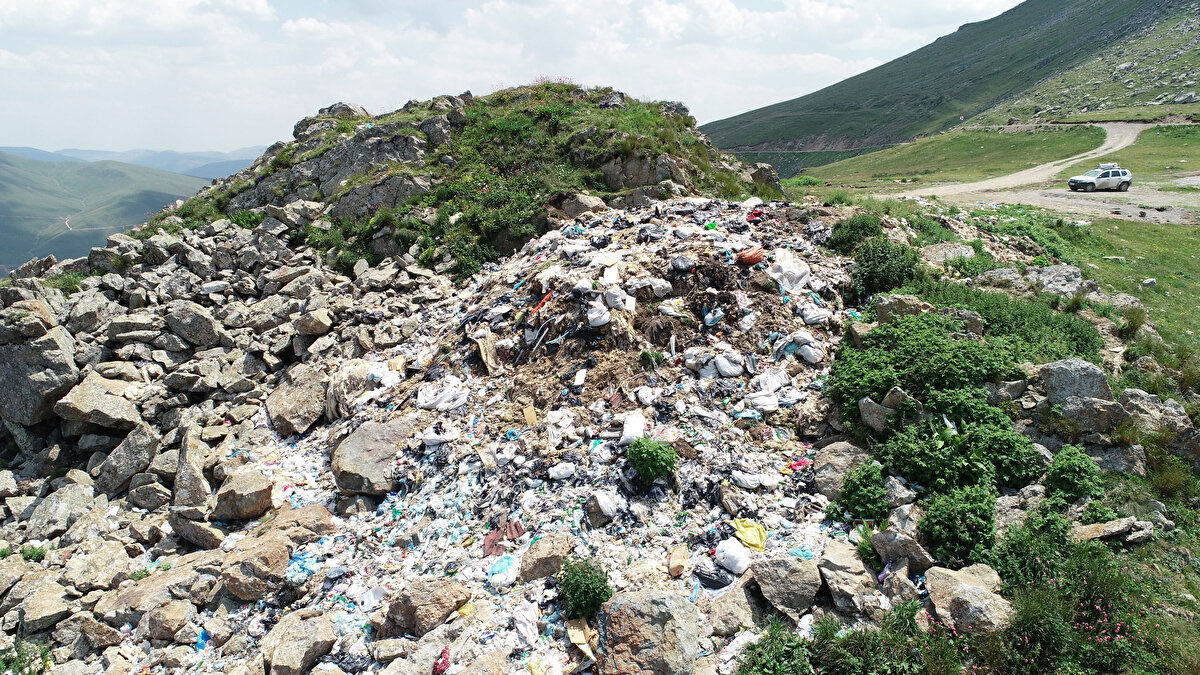 Birkaç yıl önce yaylada çöp bidonları olduğunu ama şimdi olmadığını belirten Ural, "Şimdilerde önüne gelen çöpünü doğaya atıyor. Sinekler oluşuyor, kötü bir koku geliyor sürekli burnumuza zaten doğada çöp yığınlarına rastlamak mümkün. Burada yeşillikler içerisinde güzel manzaralar görmemiz gerekirken beyaz beyaz çöpler görüyoruz. Çiçek zannediyoruz ama meğer dağlardaki genellikle poşetler oluyor. Yazık günah” dedi.

