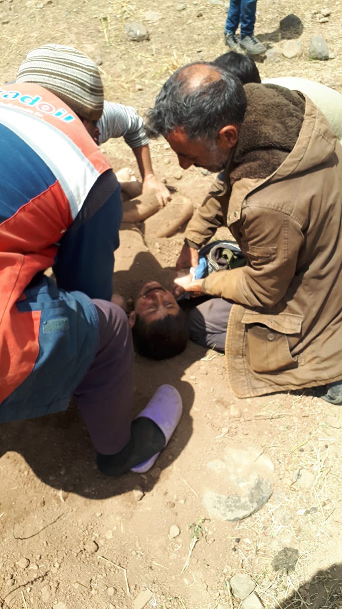 Yuvanın içini merak ettiği için direğe tırmanmak istediğini söyleyen Mert Artan ise, "Direğe birkaç basamak çıkmıştım ki elektrik çarptı. O sırada yere düştüm. Ne olduğunu hatırlamıyorum. Beni toprağa soktuklarını da hatırlamıyorum" dedi.