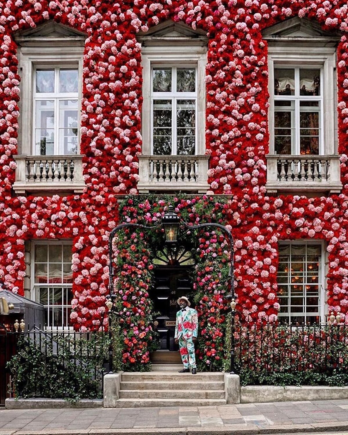 İngiltere mevzu bahis olunca herkesin aklına fish and chips ve klasik İngiliz kahvaltısı gelir. Tabii ki klasiklerin yeri ayrıdır fakat Londra aynı zamanda tam bir gurme başkenti. Eğer bir alışveriş tutkunuysanız yine doğru yerdesiniz, her bütçeye göre zevkli ürünler bulmak mümkün, lüks markaların koleksiyon ürünlerine ya da butik mağazaların tamamen el işçiliği tasarım ürünlerine ulaşabilirsiniz ya da Londra merkezli ünlü zincir mağazalardan uygun fiyatlı alışveriş yapabilirsiniz.⠀