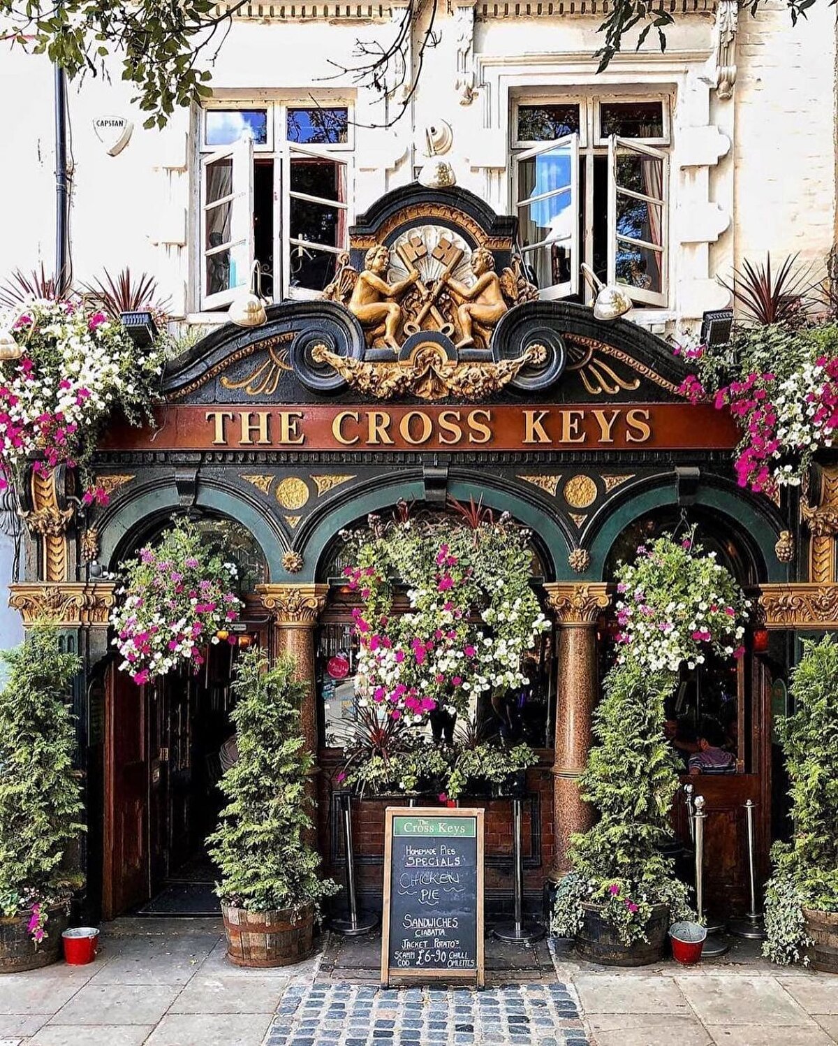 Köklü tarihi, yapıları, gelenekleriyle kraliyetin başkenti Londra, kuşkusuz bunları ve daha fazlasını tecrübe edebileceğiniz en uygun alternatif.