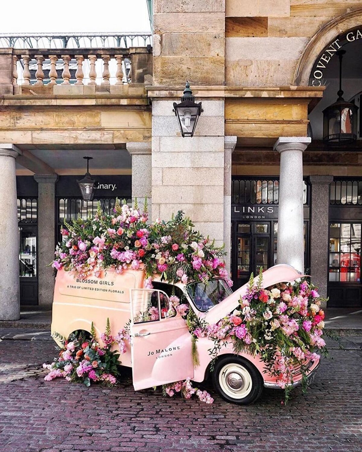 📍Her yıl milyonlarca turistin ziyaret ettiği Londra’da herkesin aradığı şeyi bulabileceği onlarca seçenek mevcut. Londra’yı farklı yapan sanatın, mimarinin, doğanın iç içe olduğu aynı zamanda yaşayan, hareketli, rengarenk bir metropol olması.