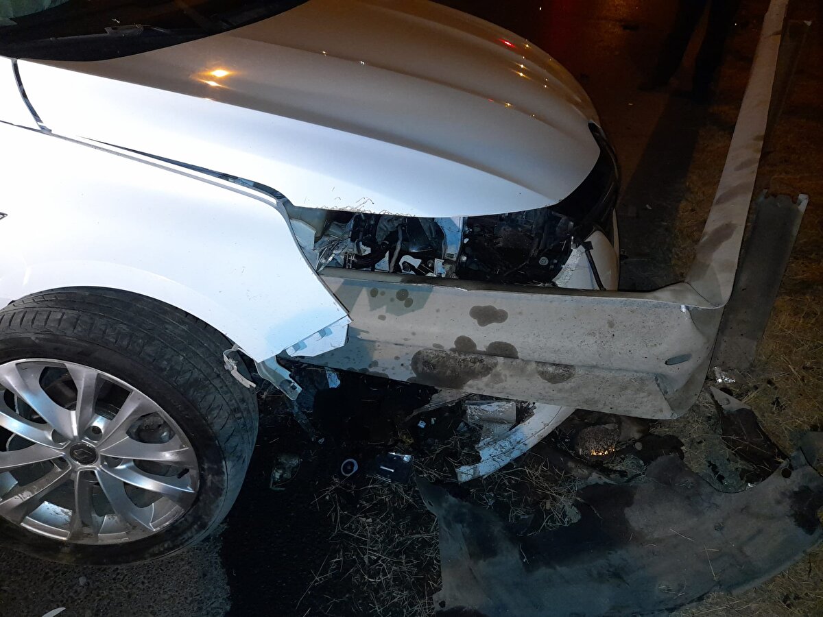 Kaza, Yarımburgaz Mahallesi'nde saat 00.30 sıralarında yaşandı. Furkan Aktel, 34 BCZ 087 plakalı otomobili ile İstanbul caddesinde ilerlediği sırada henüz bilinmeyen bir nedenle direksiyon hakimiyetini kaybetti. Kontrolden çıkan otomobil, yol kenarındaki bariyerlere çarptı.