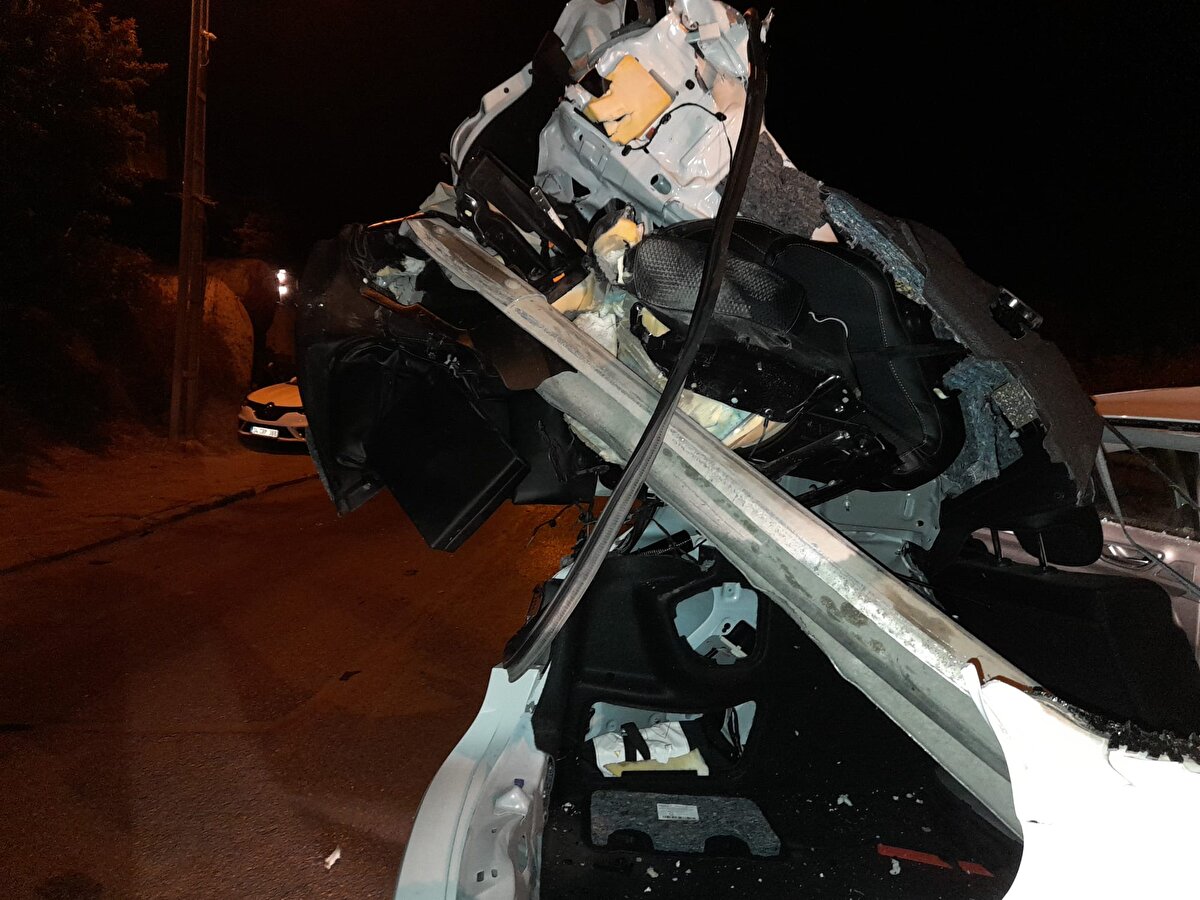 Olay yerine gelen itfaiye ekipleri, otomobildeki yaralıları yerden çıkararak, sağlık ekiplerine teslim etti. İlk müdahaleleri olay yerinde yapılan yaralılar ambulanslarla hastaneye kaldırıldı.