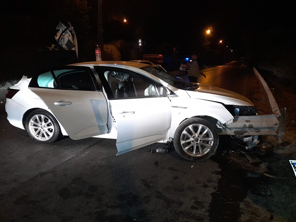 Yoldan geçenler bir yandan yardıma koşarken diğer yandan da durumu polis, itfaiye ve sağlık ekiplerine bildirdi.