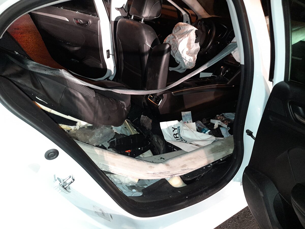  İtfaiye ekipleri de kaza yerinde ve otomobilde incelemelerde bulundu. Otomobile saplanan bariyer, elektrikli testere yardımıyla kesilirken, araç çekiciyle yoldan kaldırıldı.

Polis, kazayla ilgili soruşturma başlattı.