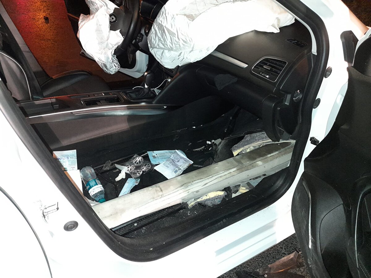 Çarpmanın etkisiyle otomobilin ön kısımlarından giren bariyer arka bagajdan çıktı. Kazada otomobil sürücüsü Furkan Aktel ile beraberindeki Can İlmik ve ismi öğrenilemeyen 2 kişi yaralandı.