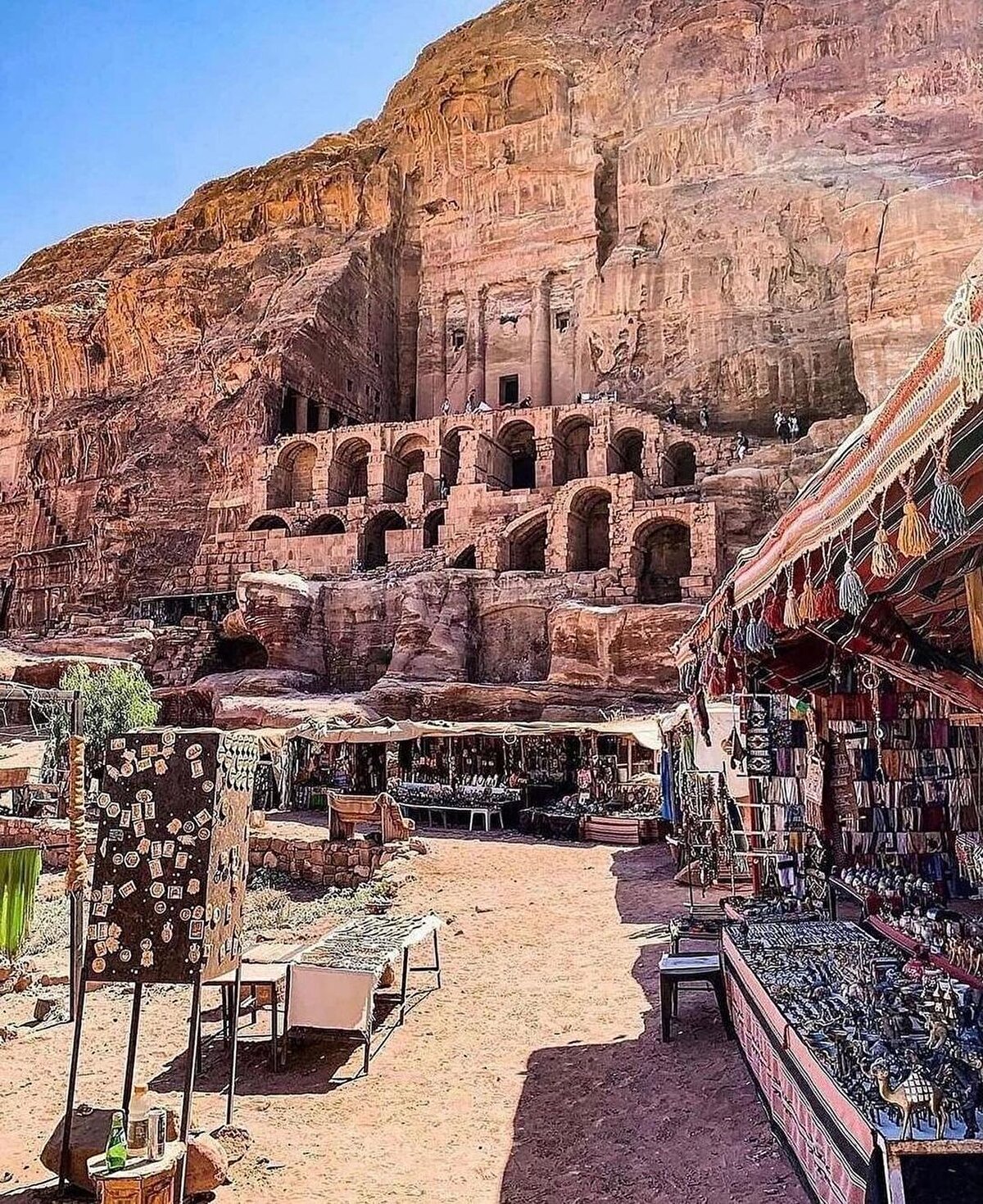 ☀️ Ürdün, çöl iklimine ek olarak, dağlık bölgelerinde Akdeniz iklimini ve Kızıldeniz kıyısında sıcak iklimi aynı zamanda yaşayabileceğin bir ülke. Ürdün’e gitmek için en iyi dönem Nisan ayı.⠀