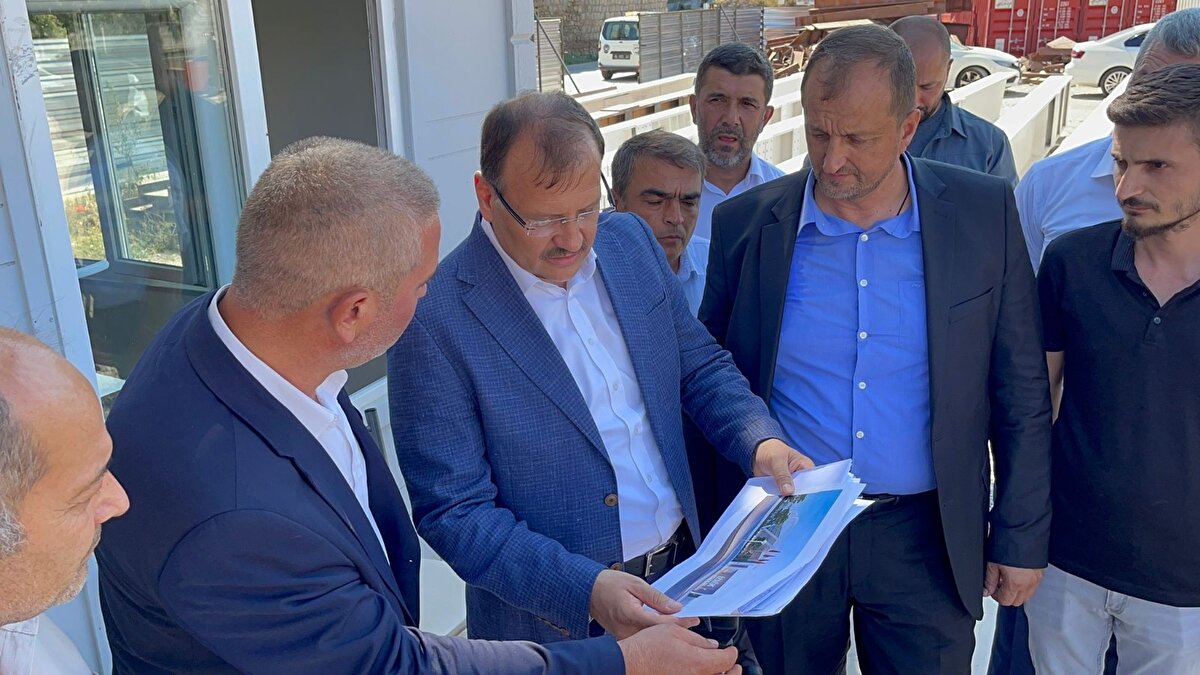 Mimarisinin dünyada örnek olacağı öğrenilen İznik Arkeoloji Müzesinin yapım çalışmalarını inceleyen AK Parti Bursa Milletvekili Hakan Çavuşoğlu, Müze Müdürü Ahmet Türkmenoğlu'ndan bilgi aldı.