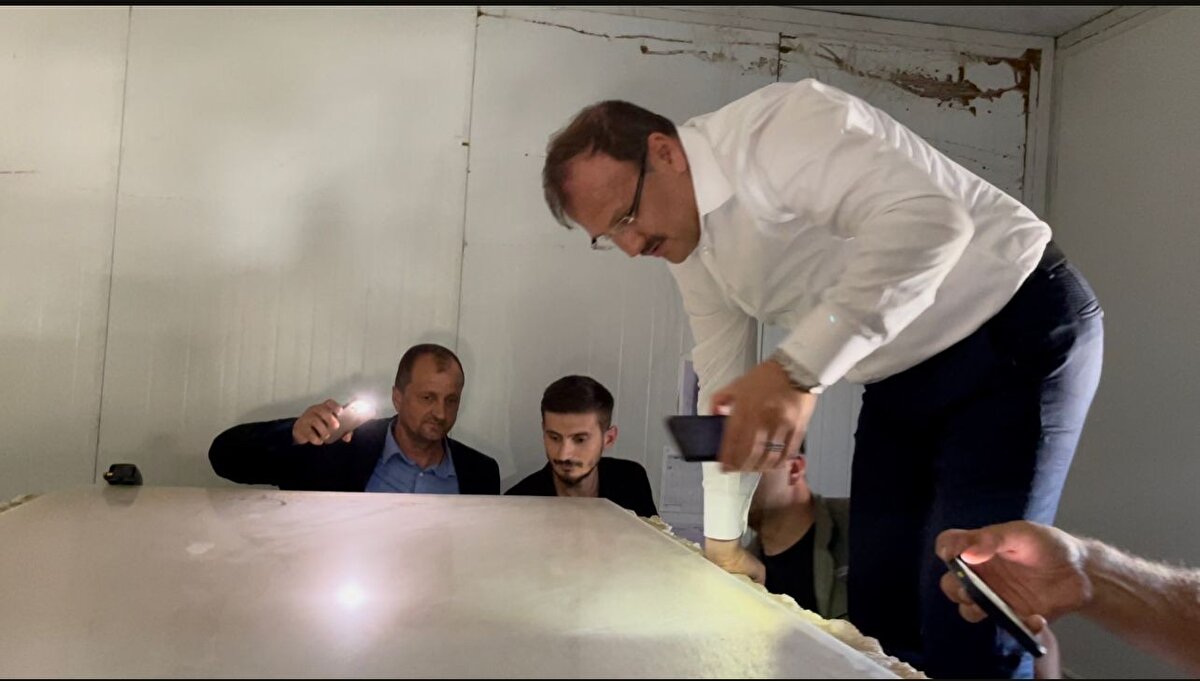 Çavuşoğlu, daha sonra İznik Belediye Başkanı Kağan Mehmet Usta ile birlikte açılacak olan müzenin en önemli eseri olan ve kamuoyuna bu zamana kadar gösterilmeyen eserin bulunduğu özel depoyu ziyaret etti.