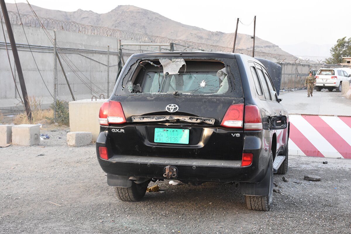 Taliban'ın Afganistan'ın başkenti Kabil'de kontrolü ele geçirmesinin ardından ülkeden ayrılmak isteyenler, uluslararası havalimanı kontrol noktasında araçlarını terk etmek zorunda kaldı.