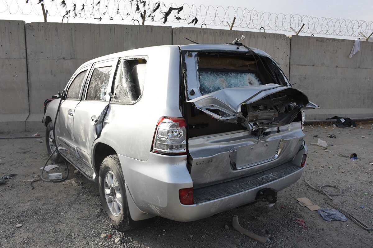 Geçen günlerde kaos görüntülerinin yaşandığı havalimanına tahliye umuduyla gelip içeriye giremeyen Afganlar, terk edilmiş araçlara zarar verdi.