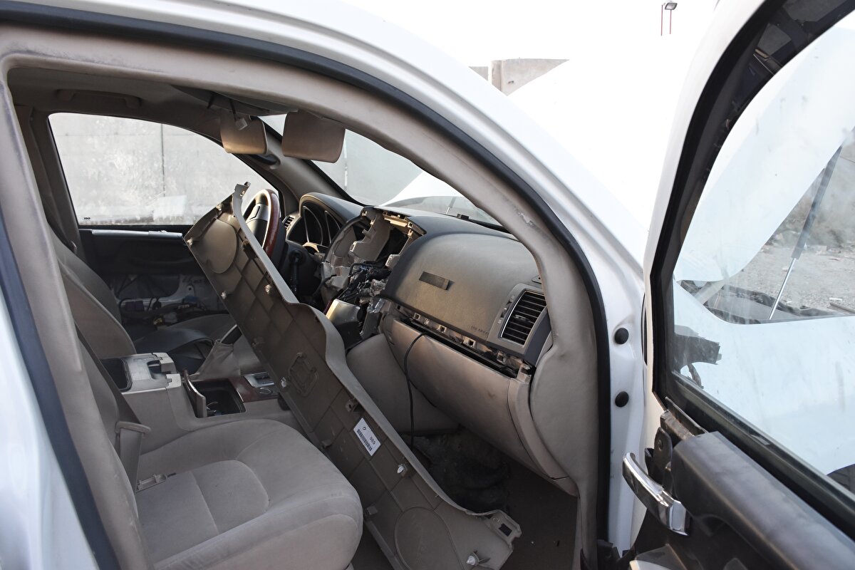 Camları kırılan, iç donanımları yağmalanan araçlar büyük hasar gördü.