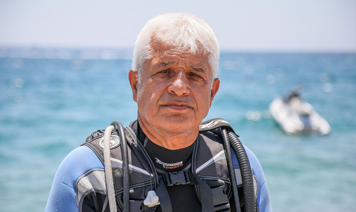 Sütun başının bulunduğu alana çok yakın noktanın, Roma döneminde liman olarak kullanıldığını belirten Prof. Dr. Gökoğlu, “Birisi bu taşı ya götürmek istedi ancak başaramadı düşürdü ya da buralar limanken zamanla suyun etkisiyle diplere doğru ilerledi. Dalga ve kum aşındırmış. 70 santimetre çapında oldukça büyük sütün başı. Üzeri oyma kabartmalı. Kuş ve ağaç sembolü var. Görünce şaşırdım ve bu eserin buradan en hızlı şekilde alınıp korunması lazım" diye konuştu.
