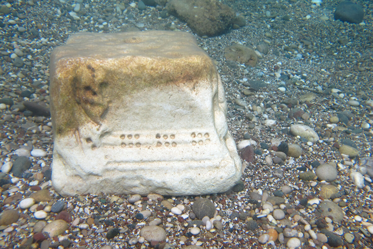 Prof. Dr. Gökoğlu, yanındaki su altı kamerasıyla tarihi kalıntının videosunu ve fotoğraflarını çekti. Sütun başının, Roma dönemine ait olduğunu değerlendiren Gökoğlu, zamanla dalga ve deniz dibindeki kumun sürtünmesiyle kalıntının aşındığını gördü.