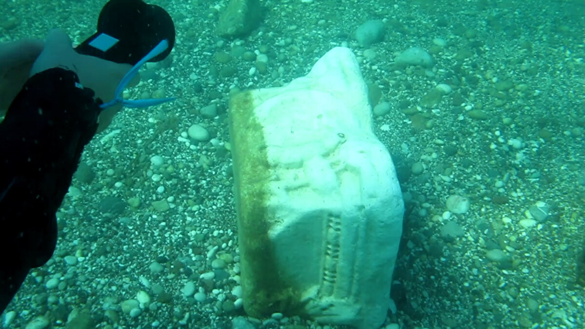 'Attalos Yurdu' anlamına gelen Antalya, 2'nci Attalos tarafından kuruldu. Bergama Krallığı'nın sona ermesiyle (M.Ö. 133) bir süre bağımsız kalan kent, M.Ö. 77'de Komutan Servilius Isauricus tarafından Roma topraklarına katıldı.
